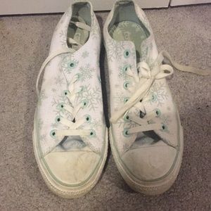 Snowflake print converse